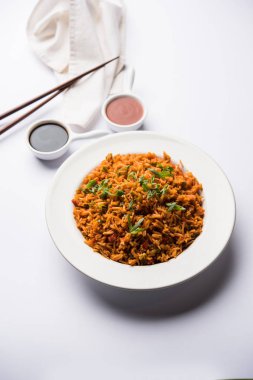 Schezwan Fried Rice Masala, bir tabak veya kase çubuklarla servis popüler bir Hint-Çin besindir. seçici odak