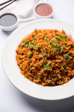 Schezwan Fried Rice Masala, bir tabak veya kase çubuklarla servis popüler bir Hint-Çin besindir. seçici odak