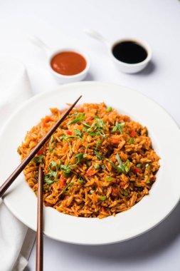 Schezwan Fried Rice Masala, bir tabak veya kase çubuklarla servis popüler bir Hint-Çin besindir. seçici odak