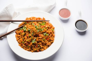 Schezwan Fried Rice Masala, bir tabak veya kase çubuklarla servis popüler bir Hint-Çin besindir. seçici odak