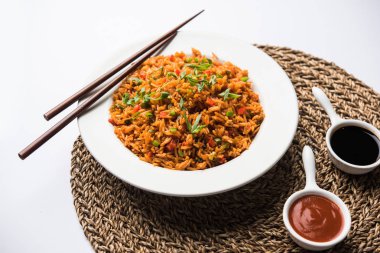 Schezwan Fried Rice Masala, bir tabak veya kase çubuklarla servis popüler bir Hint-Çin besindir. seçici odak
