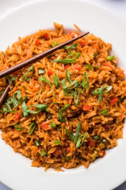Schezwan Fried Rice Masala, bir tabak veya kase çubuklarla servis popüler bir Hint-Çin besindir. seçici odak