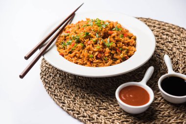 Schezwan Fried Rice Masala, bir tabak veya kase çubuklarla servis popüler bir Hint-Çin besindir. seçici odak