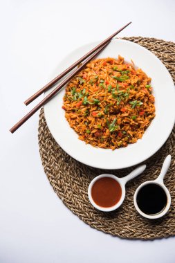 Schezwan Fried Rice Masala, bir tabak veya kase çubuklarla servis popüler bir Hint-Çin besindir. seçici odak