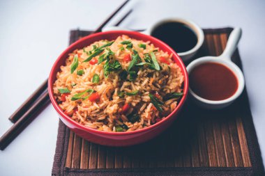 Schezwan Fried Rice Masala, bir tabak veya kase çubuklarla servis popüler bir Hint-Çin besindir. seçici odak