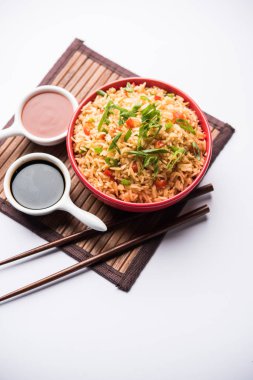 Schezwan Fried Rice Masala, bir tabak veya kase çubuklarla servis popüler bir Hint-Çin besindir. seçici odak