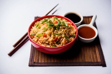 Schezwan Fried Rice Masala, bir tabak veya kase çubuklarla servis popüler bir Hint-Çin besindir. seçici odak
