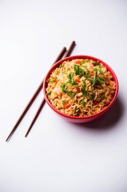 Schezwan Fried Rice Masala, bir tabak veya kase çubuklarla servis popüler bir Hint-Çin besindir. seçici odak