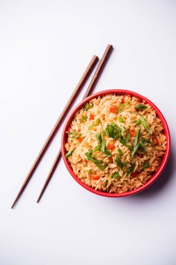 Schezwan Fried Rice Masala, bir tabak veya kase çubuklarla servis popüler bir Hint-Çin besindir. seçici odak