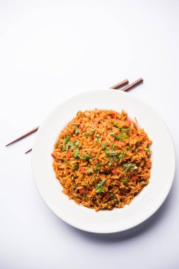 Schezwan Fried Rice Masala, bir tabak veya kase çubuklarla servis popüler bir Hint-Çin besindir. seçici odak