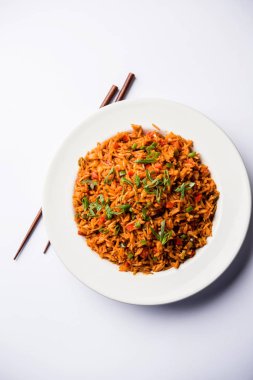 Schezwan Fried Rice Masala, bir tabak veya kase çubuklarla servis popüler bir Hint-Çin besindir. seçici odak