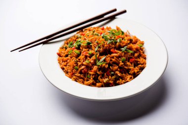 Schezwan Fried Rice Masala, bir tabak veya kase çubuklarla servis popüler bir Hint-Çin besindir. seçici odak