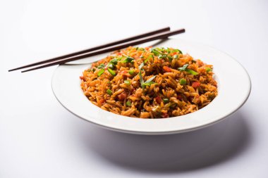 Schezwan Fried Rice Masala, bir tabak veya kase çubuklarla servis popüler bir Hint-Çin besindir. seçici odak