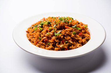 Schezwan Fried Rice Masala, bir tabak veya kase çubuklarla servis popüler bir Hint-Çin besindir. seçici odak