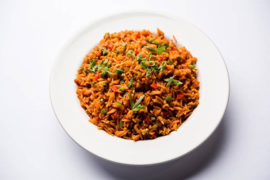 Schezwan Fried Rice Masala, bir tabak veya kase çubuklarla servis popüler bir Hint-Çin besindir. seçici odak