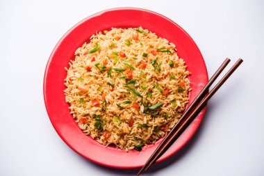Schezwan Fried Rice Masala, bir tabak veya kase çubuklarla servis popüler bir Hint-Çin besindir. seçici odak