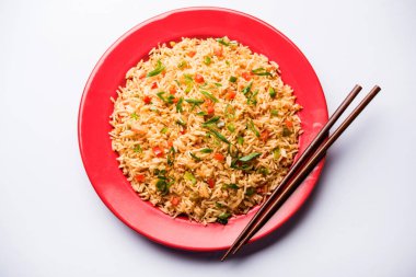 Schezwan Fried Rice Masala, bir tabak veya kase çubuklarla servis popüler bir Hint-Çin besindir. seçici odak