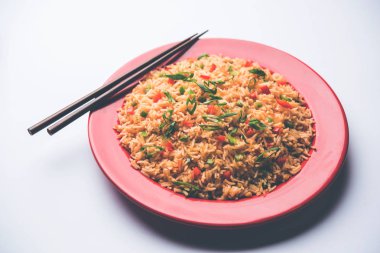 Schezwan Fried Rice Masala, bir tabak veya kase çubuklarla servis popüler bir Hint-Çin besindir. seçici odak