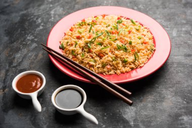 Schezwan Fried Rice Masala, bir tabak veya kase çubuklarla servis popüler bir Hint-Çin besindir. seçici odak