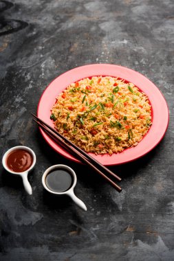 Schezwan Fried Rice Masala, bir tabak veya kase çubuklarla servis popüler bir Hint-Çin besindir. seçici odak
