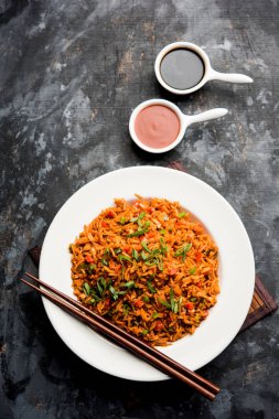 Schezwan Fried Rice Masala, bir tabak veya kase çubuklarla servis popüler bir Hint-Çin besindir. seçici odak