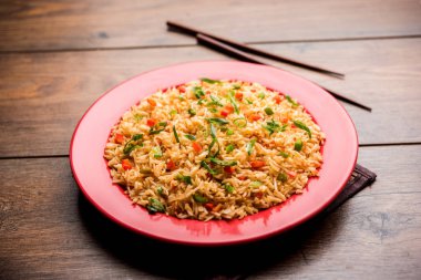Schezwan Fried Rice Masala, bir tabak veya kase çubuklarla servis popüler bir Hint-Çin besindir. seçici odak