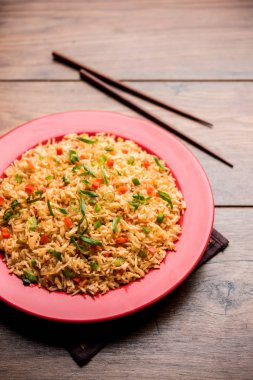 Schezwan Fried Rice Masala, bir tabak veya kase çubuklarla servis popüler bir Hint-Çin besindir. seçici odak