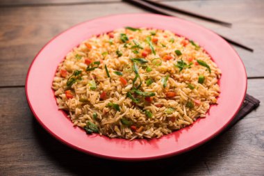 Schezwan Fried Rice Masala, bir tabak veya kase çubuklarla servis popüler bir Hint-Çin besindir. seçici odak