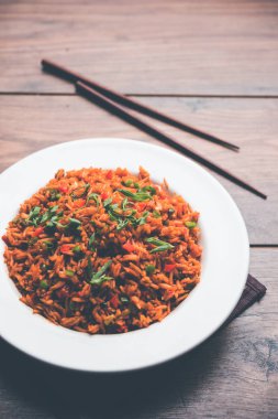 Schezwan Fried Rice Masala, bir tabak veya kase çubuklarla servis popüler bir Hint-Çin besindir. seçici odak