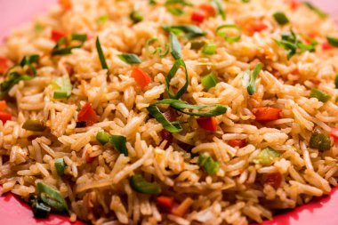 Schezwan Fried Rice Masala, bir tabak veya kase çubuklarla servis popüler bir Hint-Çin besindir. seçici odak