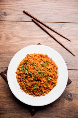 Schezwan Fried Rice Masala, bir tabak veya kase çubuklarla servis popüler bir Hint-Çin besindir. seçici odak