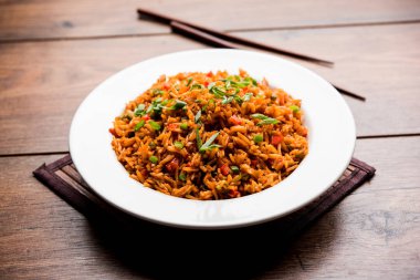 Schezwan Fried Rice Masala, bir tabak veya kase çubuklarla servis popüler bir Hint-Çin besindir. seçici odak