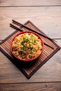 Schezwan Fried Rice Masala, bir tabak veya kase çubuklarla servis popüler bir Hint-Çin besindir. seçici odak