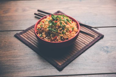 Schezwan Fried Rice Masala, bir tabak veya kase çubuklarla servis popüler bir Hint-Çin besindir. seçici odak