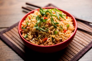 Schezwan Fried Rice Masala, bir tabak veya kase çubuklarla servis popüler bir Hint-Çin besindir. seçici odak