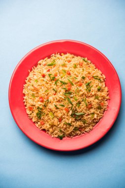 Schezwan Fried Rice Masala, bir tabak veya kase çubuklarla servis popüler bir Hint-Çin besindir. seçici odak