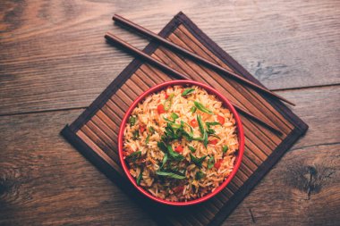 Schezwan Fried Rice Masala, bir tabak veya kase çubuklarla servis popüler bir Hint-Çin besindir. seçici odak