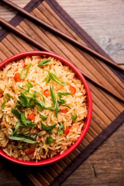 Schezwan Fried Rice Masala, bir tabak veya kase çubuklarla servis popüler bir Hint-Çin besindir. seçici odak