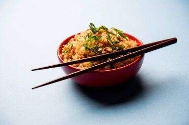 Schezwan Fried Rice Masala, bir tabak veya kase çubuklarla servis popüler bir Hint-Çin besindir. seçici odak