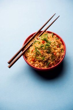 Schezwan Fried Rice Masala, bir tabak veya kase çubuklarla servis popüler bir Hint-Çin besindir. seçici odak