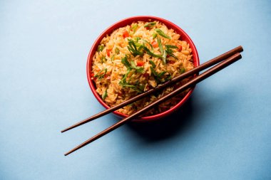 Schezwan Fried Rice Masala, bir tabak veya kase çubuklarla servis popüler bir Hint-Çin besindir. seçici odak