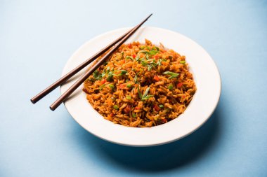 Schezwan Fried Rice Masala, bir tabak veya kase çubuklarla servis popüler bir Hint-Çin besindir. seçici odak
