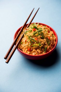 Schezwan Fried Rice Masala, bir tabak veya kase çubuklarla servis popüler bir Hint-Çin besindir. seçici odak