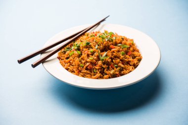 Schezwan Fried Rice Masala, bir tabak veya kase çubuklarla servis popüler bir Hint-Çin besindir. seçici odak