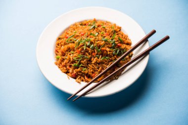 Schezwan Fried Rice Masala, bir tabak veya kase çubuklarla servis popüler bir Hint-Çin besindir. seçici odak