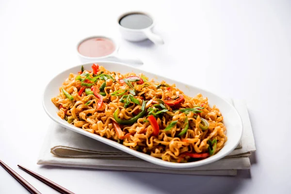 Schezwan Veg Noodles Spicy Tasty Stir Fried Flat Hakka Noodles — Stock Photo, Image
