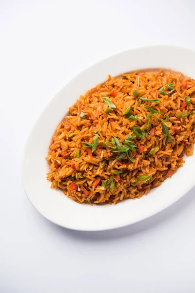 Schezwan Fried Rice Masala Bir Tabak Veya Kase Çubuklarla Servis — Stok fotoğraf