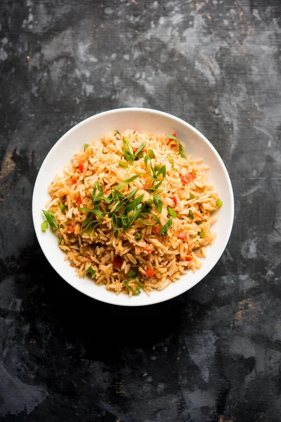 Schezwan Fried Rice Masala, bir tabak veya kase çubuklarla servis popüler bir Hint-Çin besindir. seçici odak