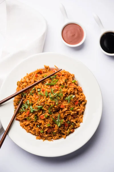 Schezwan Fried Rice Masala Популярная Индокитайская Еда Подаваемая Тарелке Миске — стоковое фото