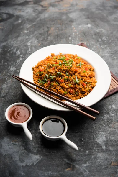 Schezwan Fried Rice Masala Популярная Индокитайская Еда Подаваемая Тарелке Миске — стоковое фото